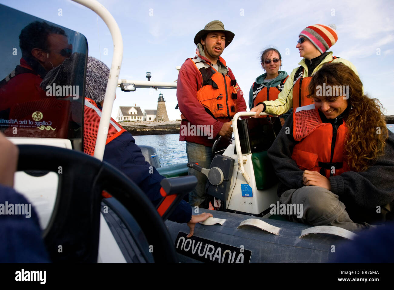 Il Mount Desert Rock station manager parla con il suo equipaggio nel Maine. Foto Stock