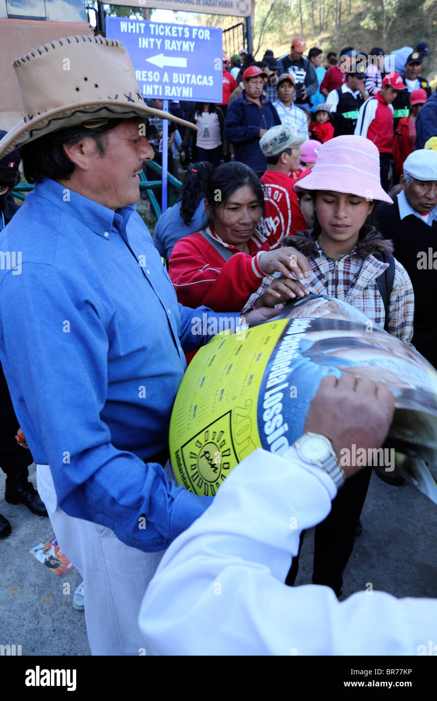 L'uomo distribuendo poster delle prossime elezioni presidenziali nel 2011 , Cusco, Perù Foto Stock