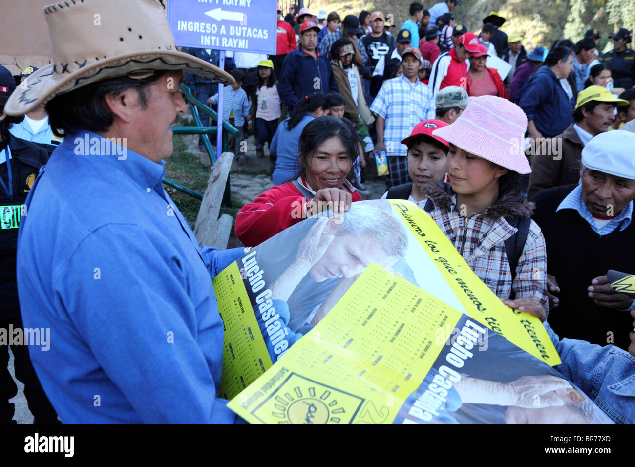 Uomo di consegnare i manifesti per il candidato Lucho Castañedo Lossio delle prossime elezioni presidenziali nel 2011 , Cusco, Perù Foto Stock