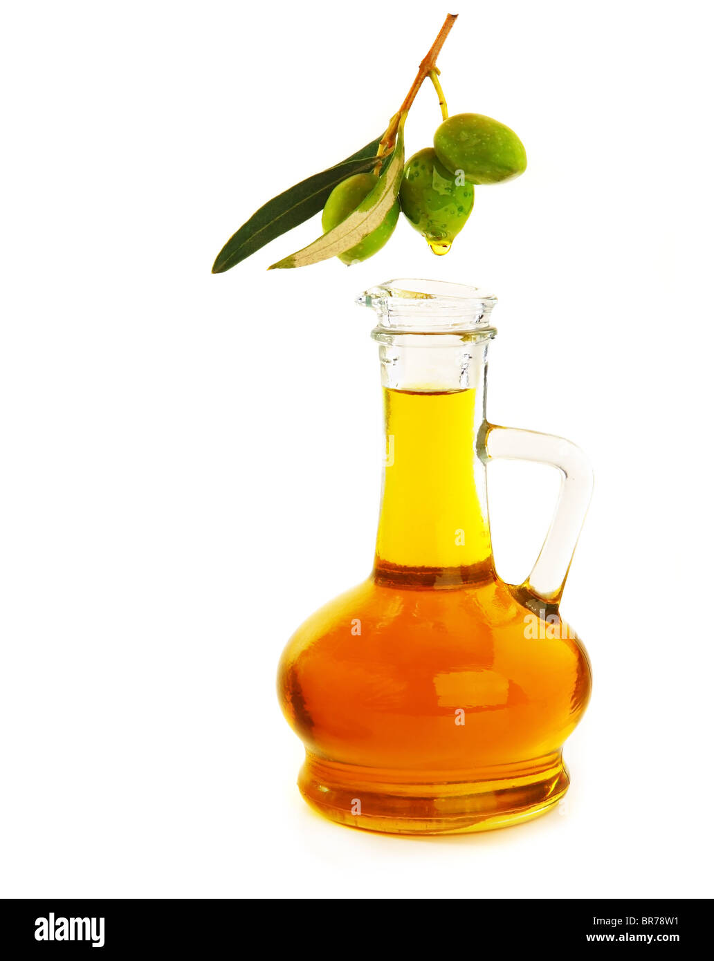 Olio di oliva con drop isolato su bianco Foto Stock