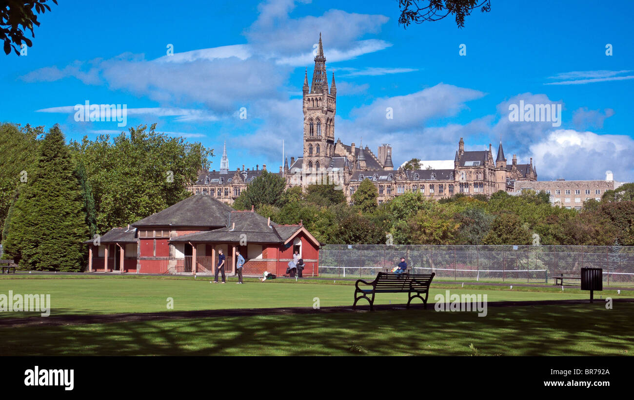 Vista dell'Università di Glasgow attraverso bowling green in Kelvingrove Park a Glasgow Scozia Scotland Foto Stock