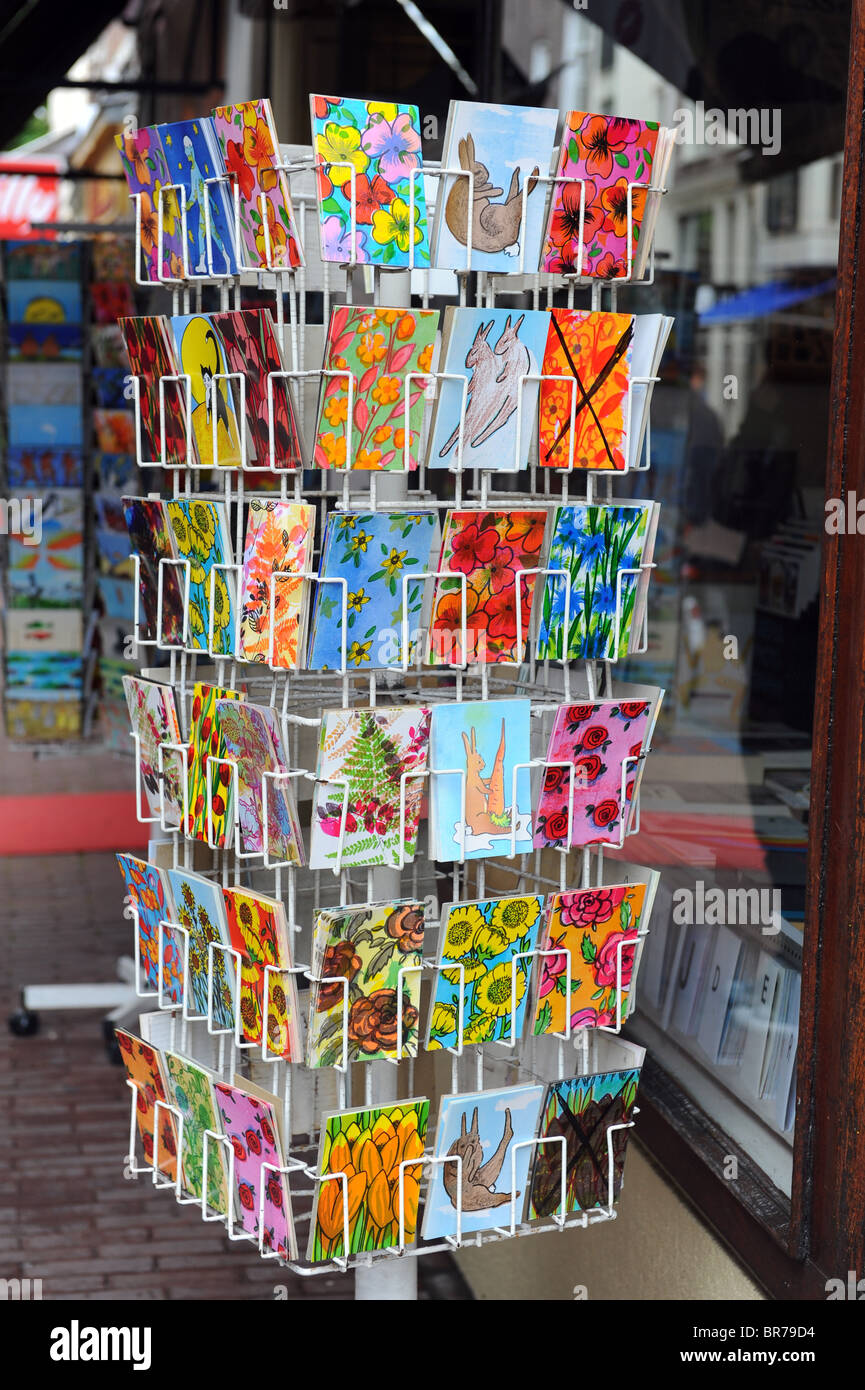 Cartoline colorate in vendita in un rack al di fuori di un negozio Foto Stock