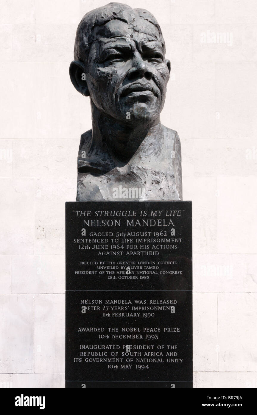 Un busto di Nelson Mandela di Iain Walters al di fuori del Royal Festival Hall sulla South Bank di Londra Foto Stock