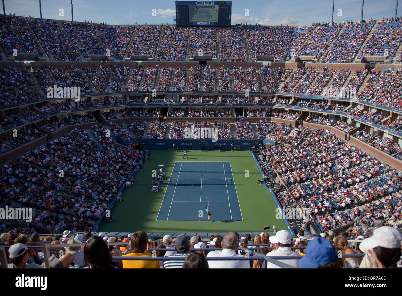 Novak Djokovic (SRB) competere contro Roger Federer (SUI) negli uomini semi finali in Arthur Ashe Stadium al 2010 noi ope Foto Stock