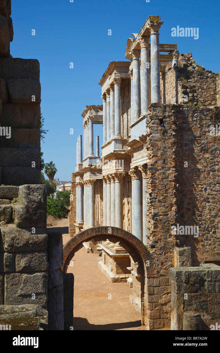 Arco che conduce da ala al palcoscenico teatrale del teatro romano costruito nel I secolo A.C.; Merida, provincia di Badajoz, Spagna Foto Stock