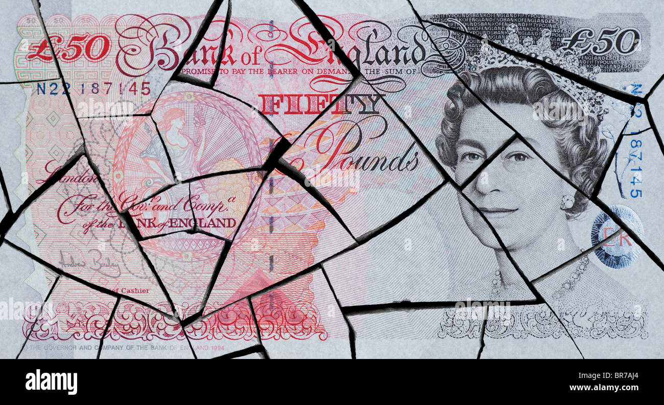 Incrinato cinquanta pound nota nozione di rappresentare una crisi economica Foto Stock