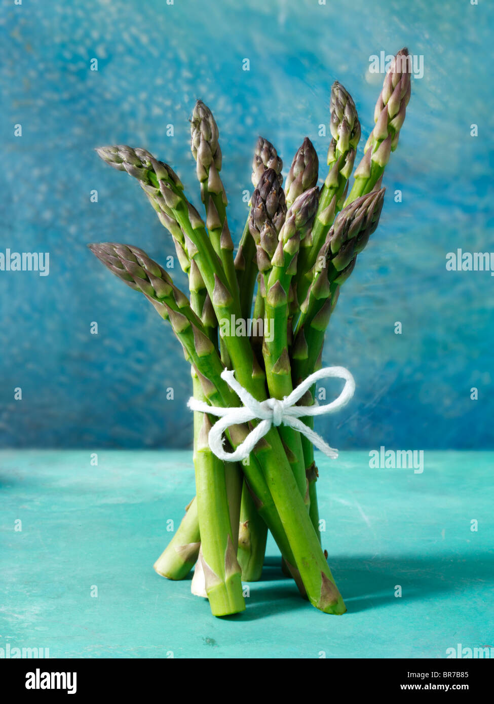 mazzo di asparagi freschi tagliati. Foto Stock