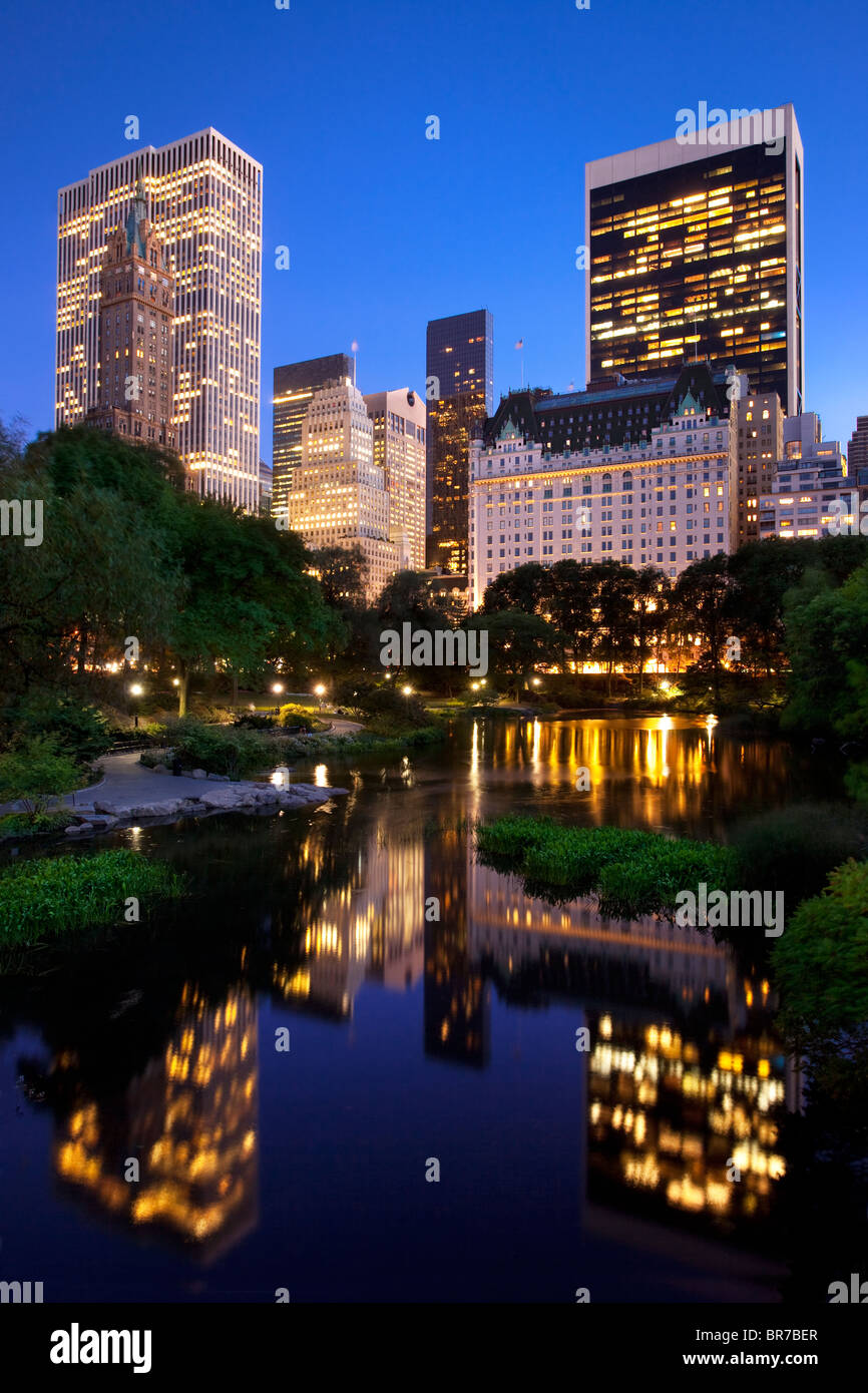 Central Park al crepuscolo con riflessioni di Midtown Manhattan edifici, New York City USA Foto Stock