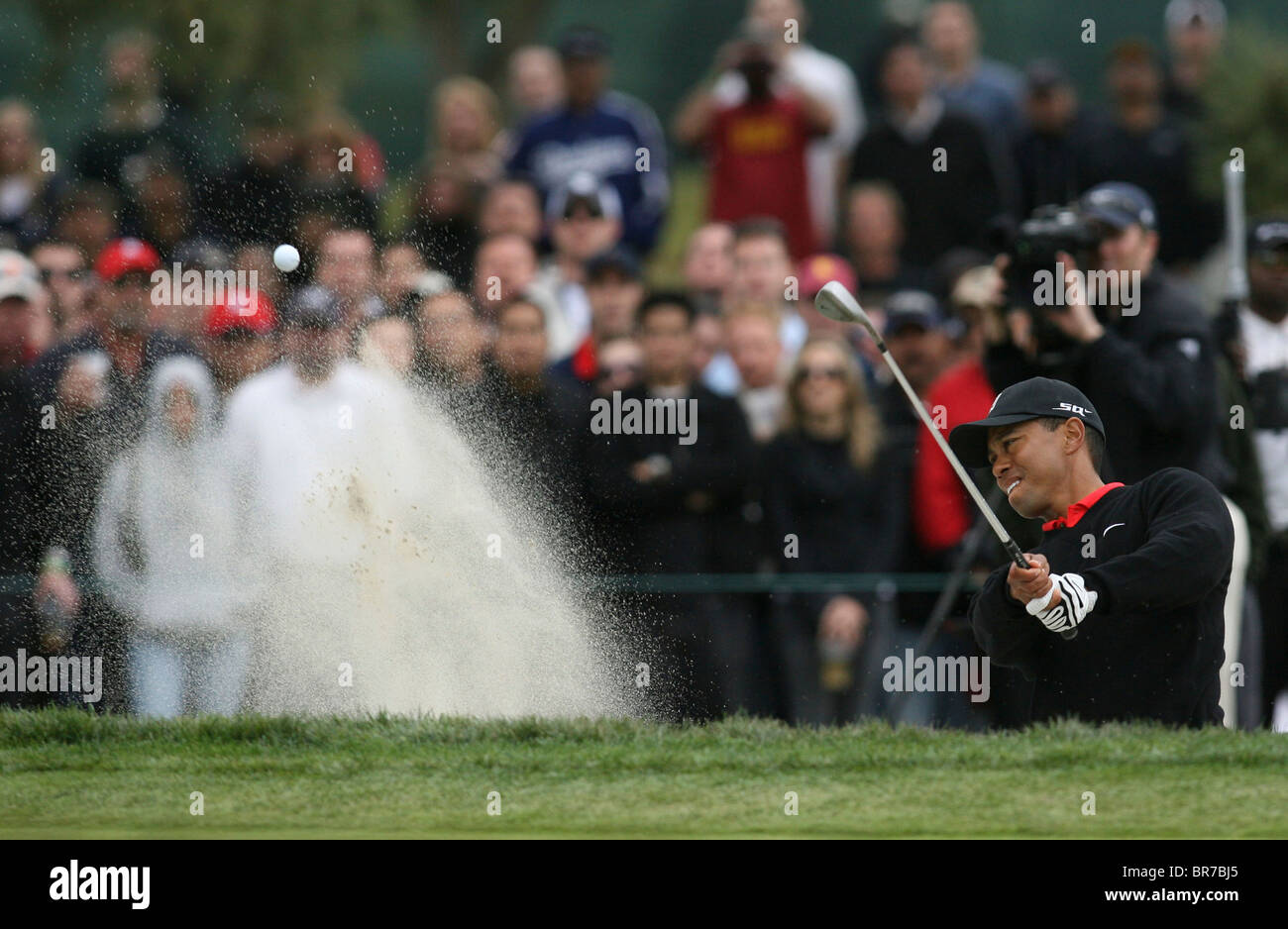 Tiger Woods hits da sabbia trappola Foto Stock