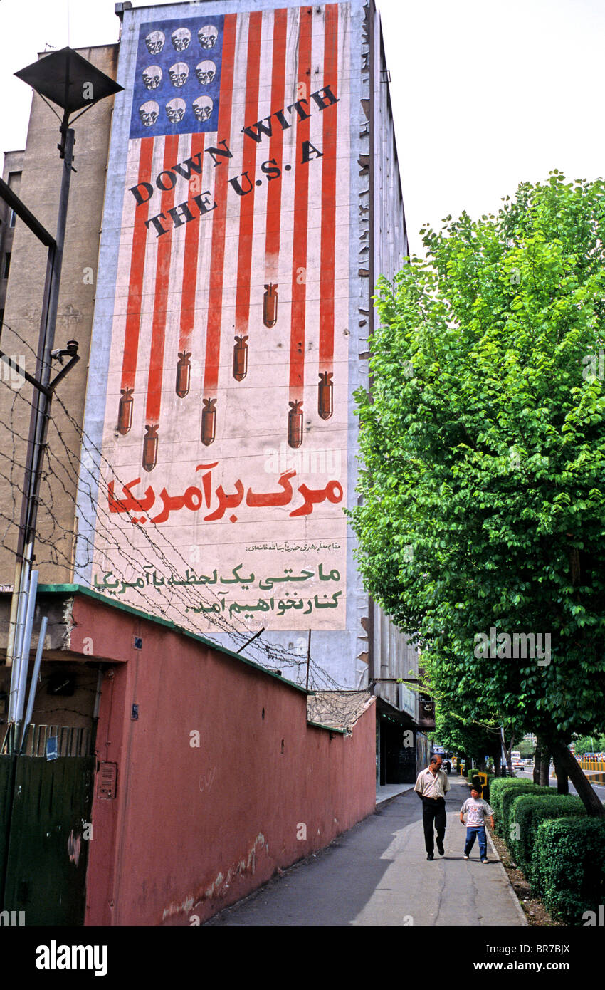 Antiamericana dipinti murali di fronte alla strada dall'ex ambasciata americana a Teheran in Iran. Foto Stock