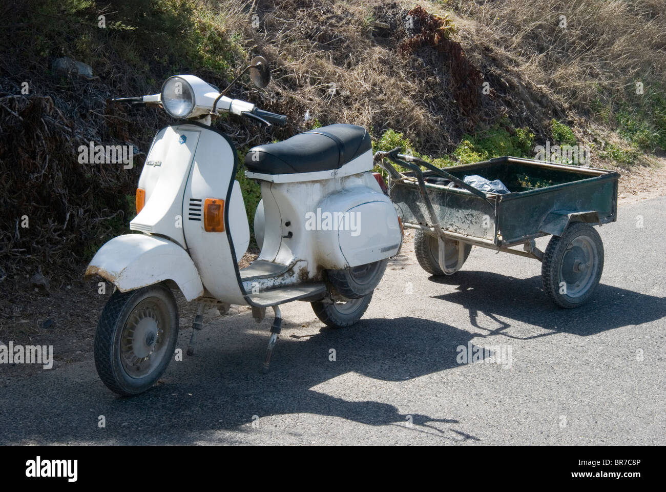 Portoghese modificati scooter Vespa con un carrello Foto stock - Alamy