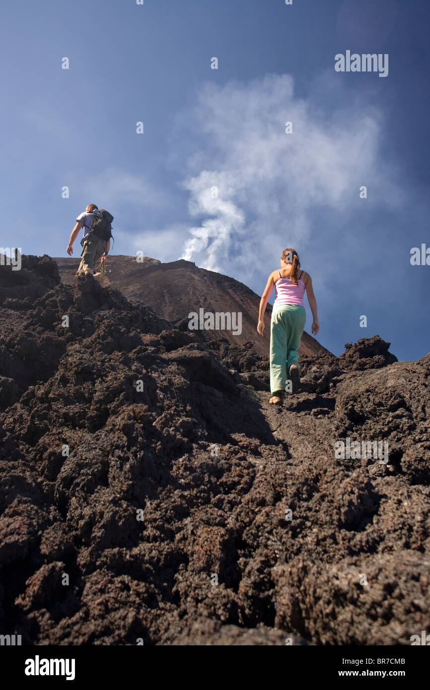 Due escursionisti sul sentiero per il active Volcan de Pacaya Guatemala Foto Stock