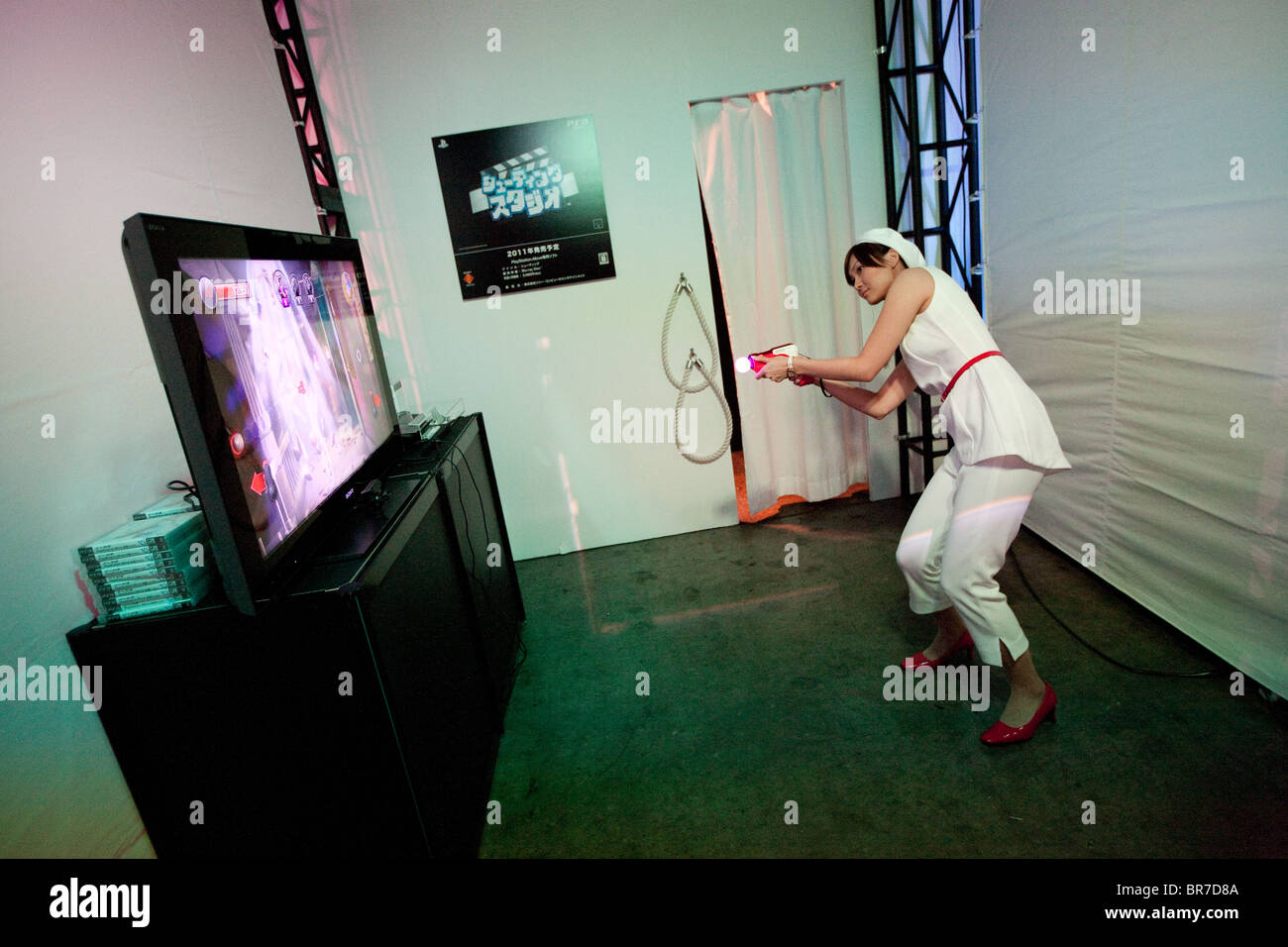 Un assistente sulla promozione Sony sta dimostra i giochi su Sony Playstation Move. Foto Stock