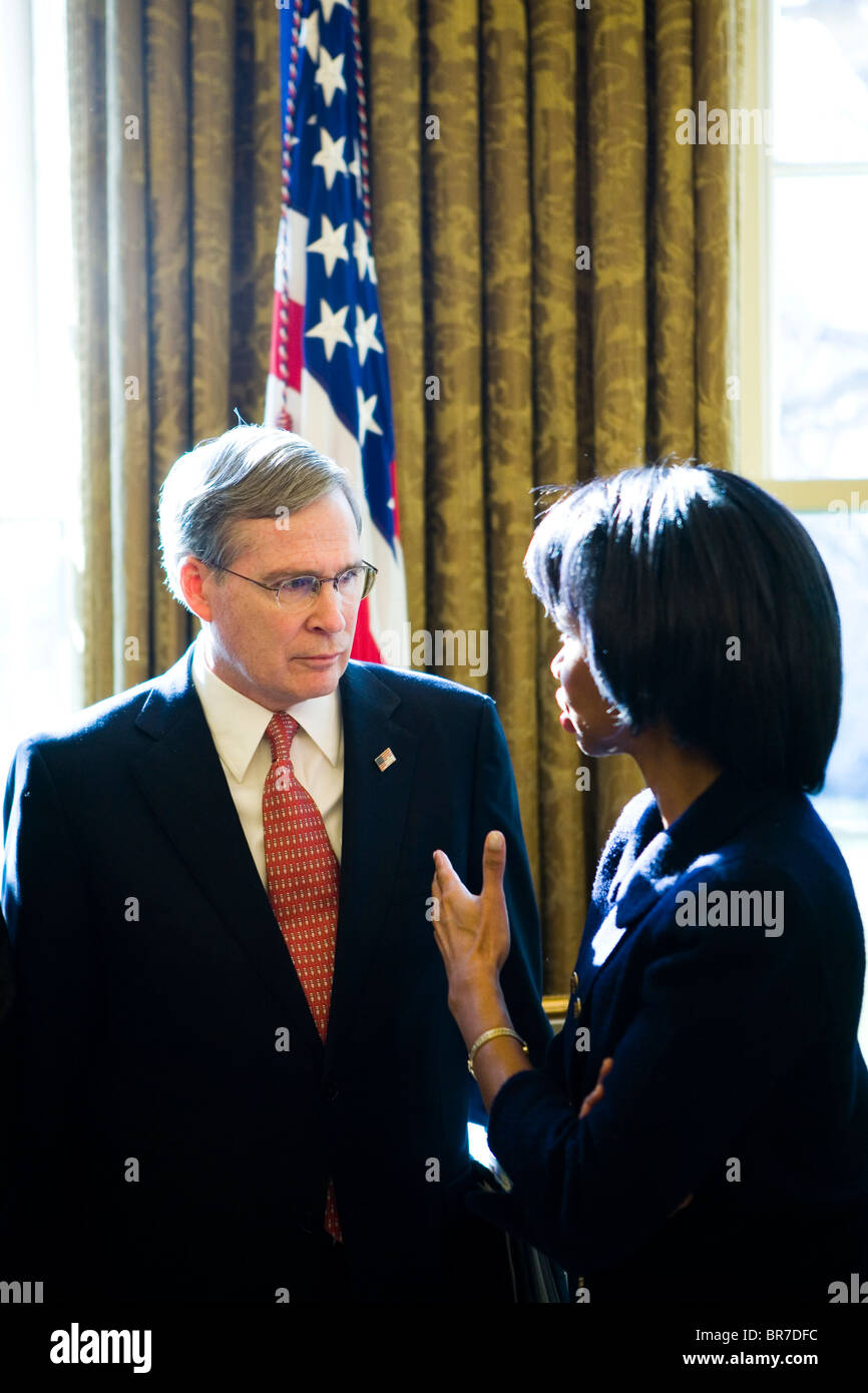 Il consigliere per la sicurezza nazionale Stephen Hadley parla con il Secrtary of State Condoleezza Rice nell'ufficio ovale della Casa Bianca Foto Stock