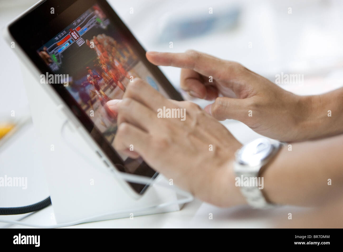 Computer giocatori di provare nuovi giochi sul commercio bancarelle di gioco varie aziende produttrici al 2010 Tokyo Game Show. Foto Stock