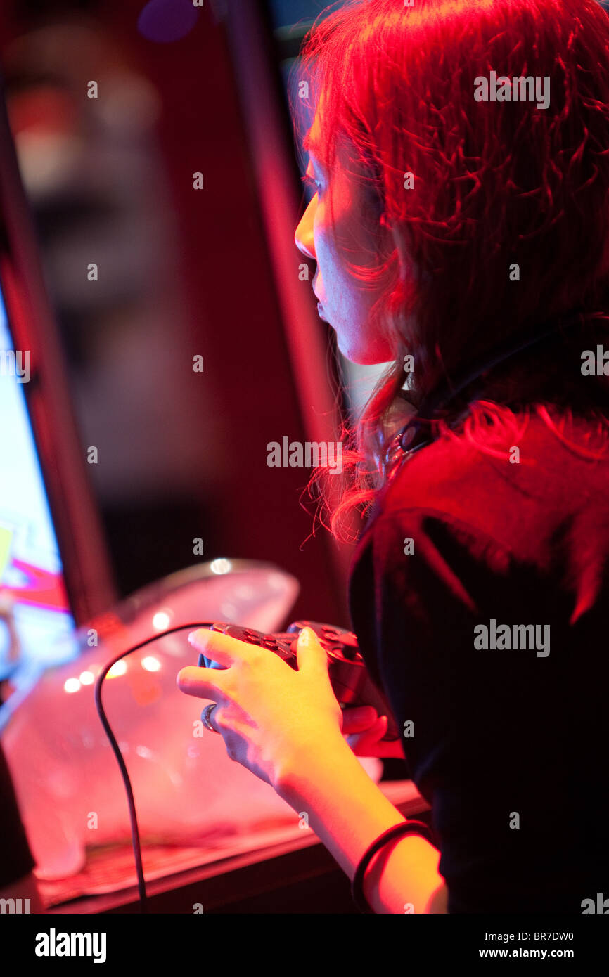 Computer giocatori di provare nuovi giochi sul commercio bancarelle di gioco varie aziende produttrici al 2010 Tokyo Game Show. Foto Stock