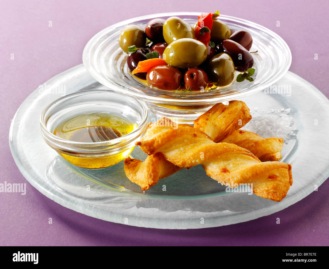 Ciotola di olive misti con grissini Foto Stock