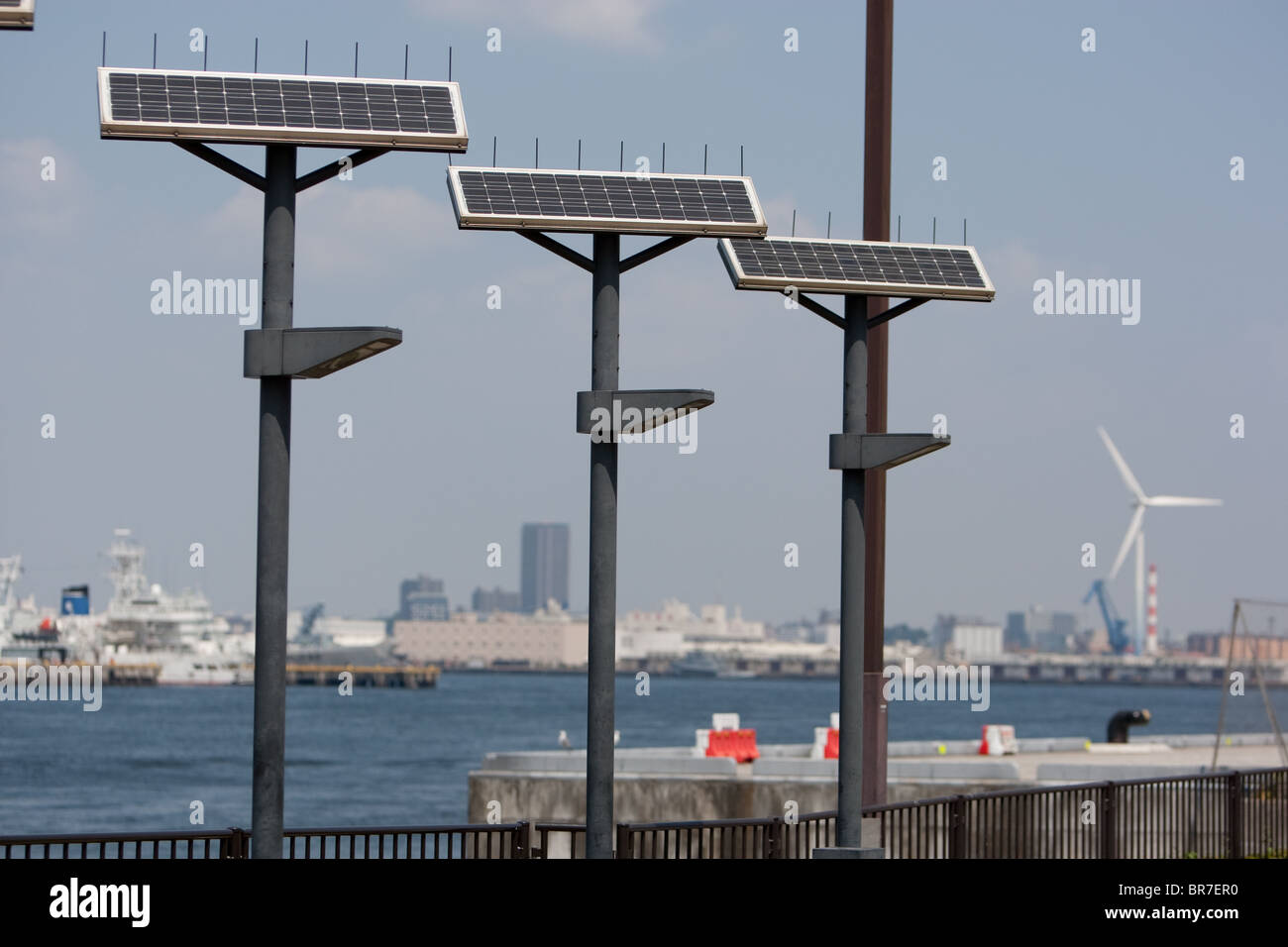 Turbina eolica e solare pannello alimentato illuminazione stradale, Yokohama, Giappone. Foto Stock