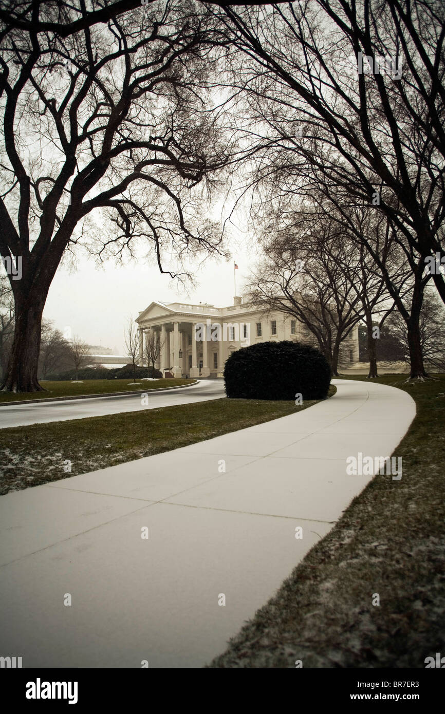 La Casa Bianca è visto con uno strato di neve sul terreno Foto Stock