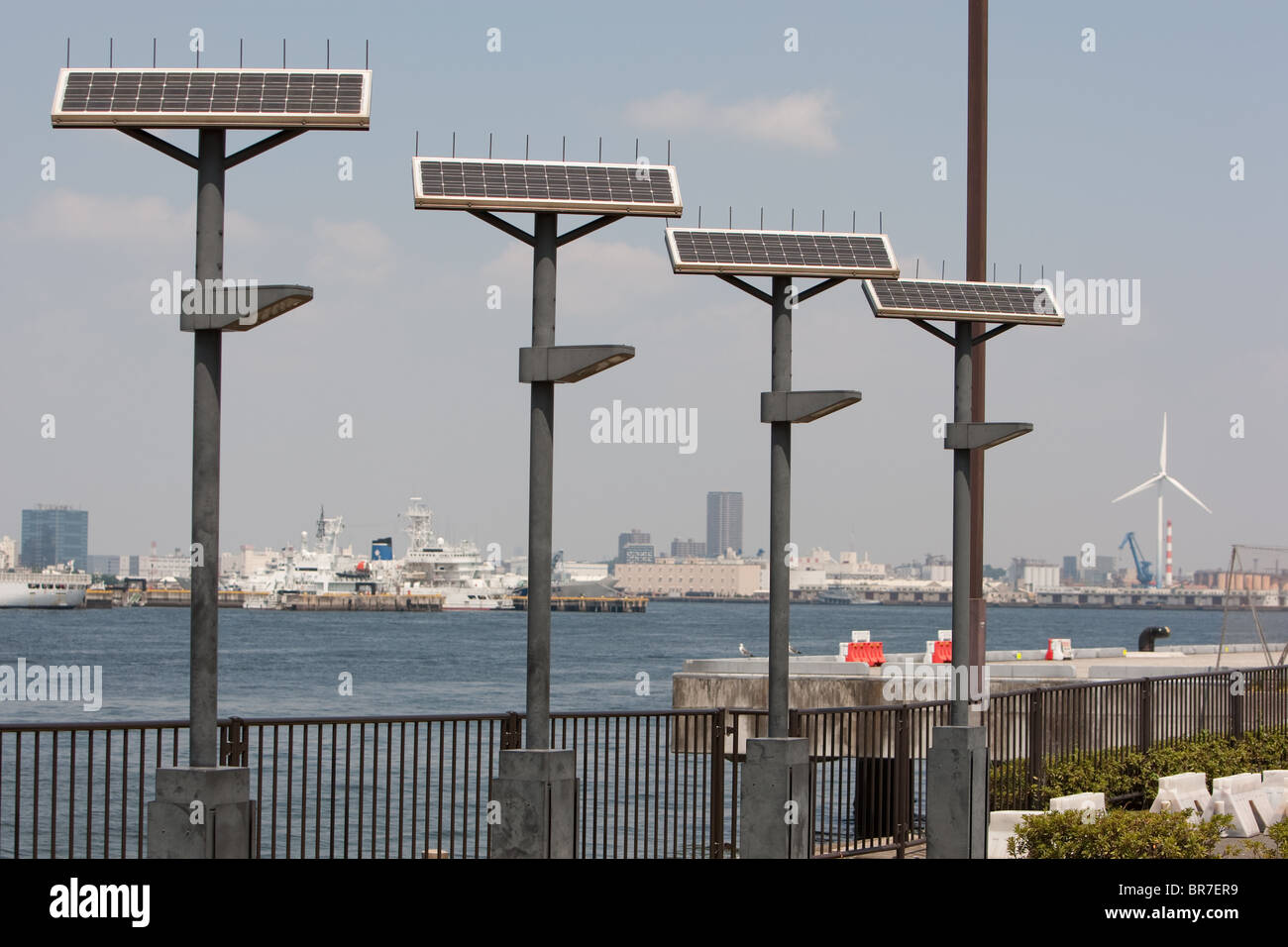 Turbina eolica e solare pannello alimentato illuminazione stradale, Yokohama, Giappone. Foto Stock