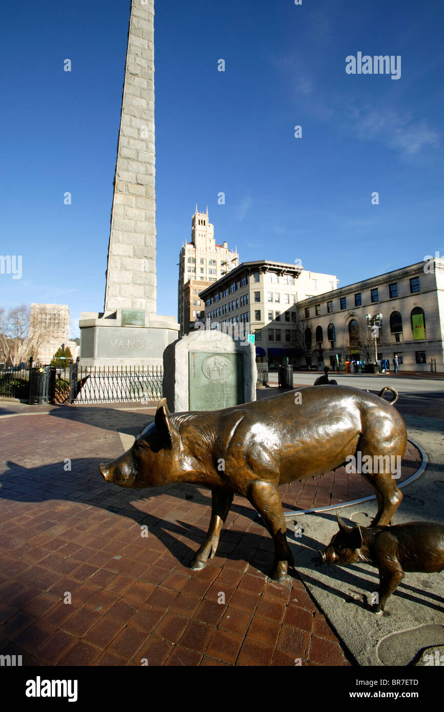 Arte pubblica - bronzo - Suini - presso il Vance Memorial in Pack Sqaure nel cuore del centro cittadino di Asheville NC Foto Stock