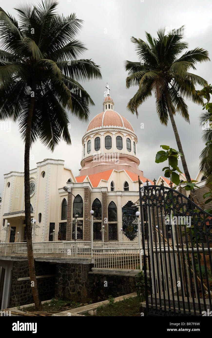 San Giorgio Cattolica (Forane) Chiesa siriana a Angamally (la più grande chiesa in India del Sud). nei pressi di Ernakulam, Kerala, India. Foto Stock