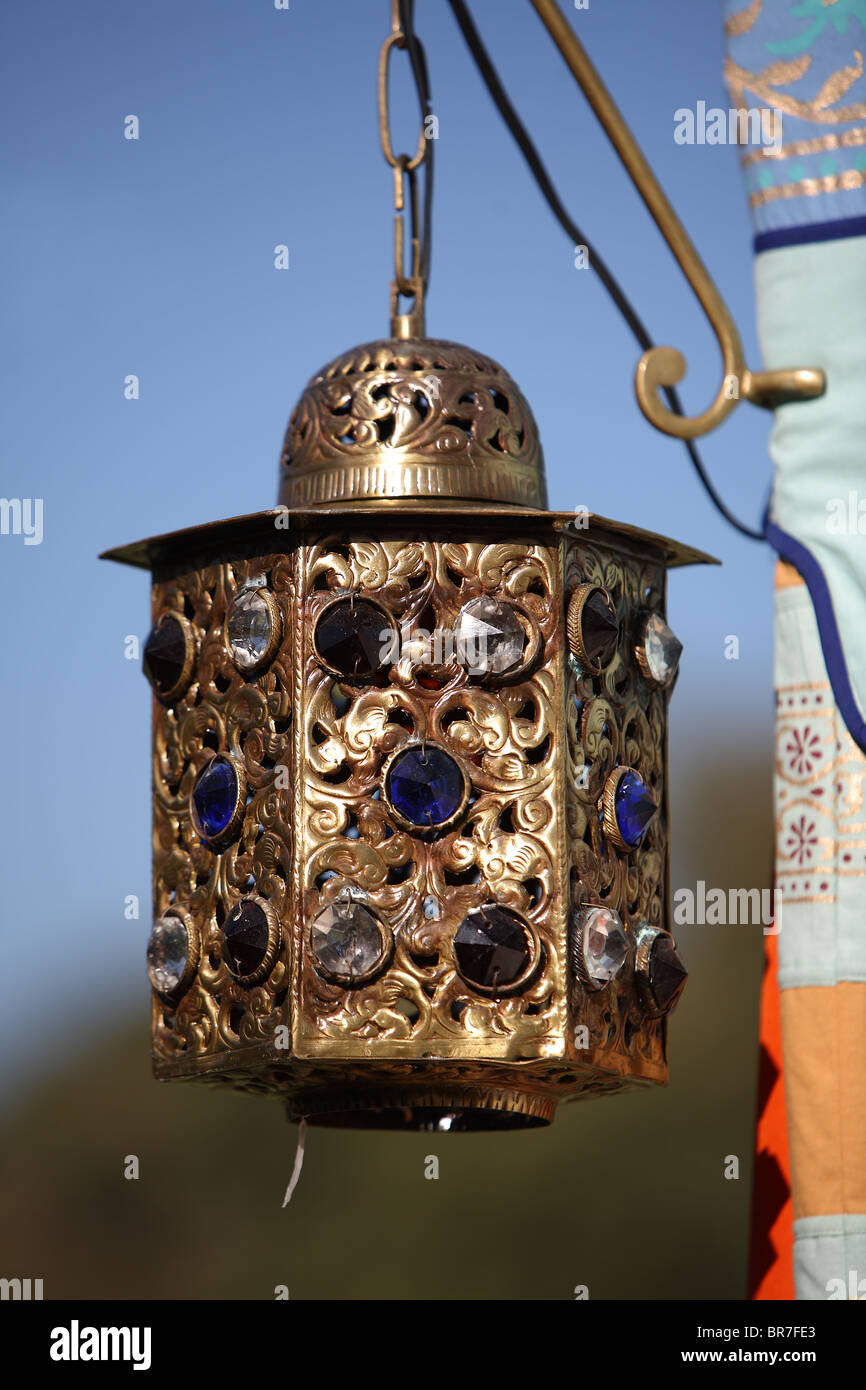Dorati buddisti jeweled lanterna pensile Foto Stock