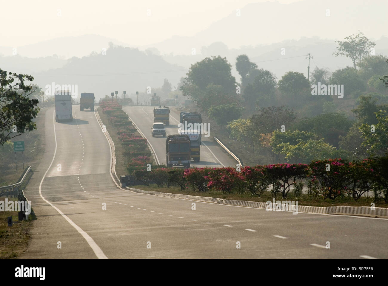 Autostrada nazionale (NH7) vicino Hosur, Tamil Nadu. Foto Stock