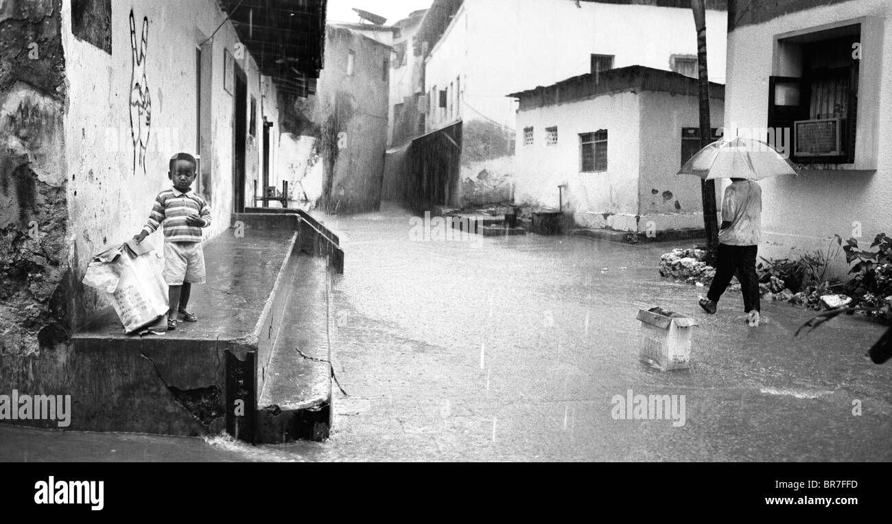 Giorno di pioggia a Stonetown Zanzibar (bianco e nero) Foto Stock