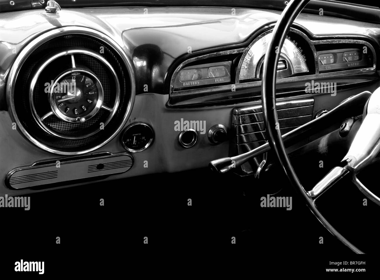 Vista degli interni di una vecchia auto d'epoca in bianco e nero Foto Stock