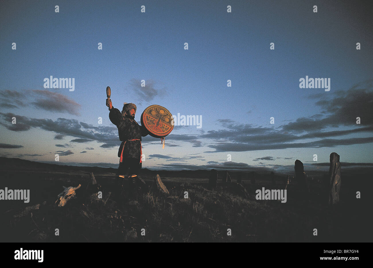 Sciamano esegue antica danza rituale Tuva Siberia Russia Foto Stock