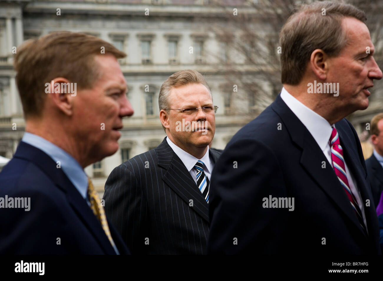 Il Presidente Bush e i tre grandi case automobilistiche prendere parte in un foto-op con veicoli a carburante alternativo alla Casa Bianca Foto Stock