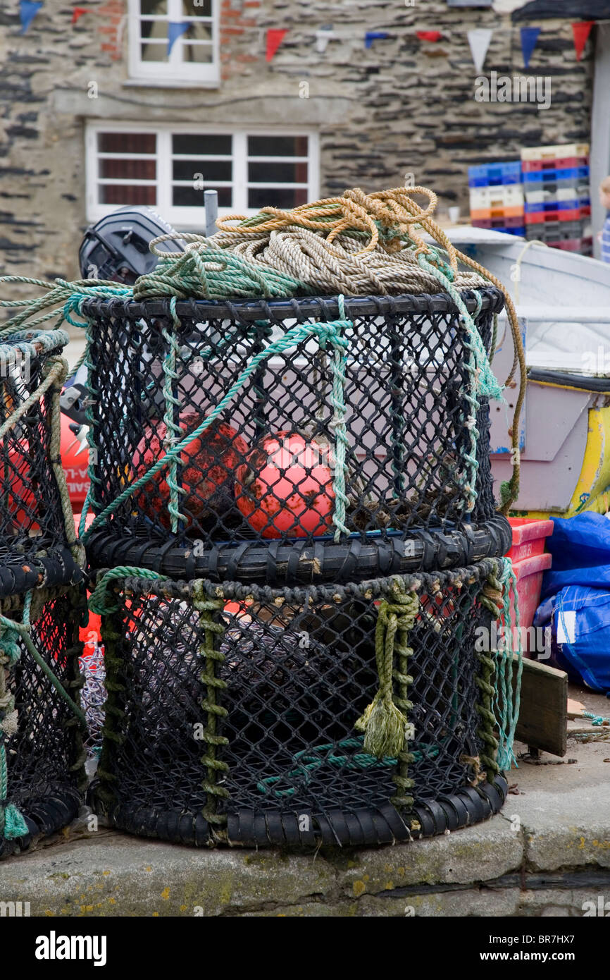 Aragosta o pentole di granchio nella lavorazione porto da pesca villaggio di Port Isaac North Cornwall Regno Unito Foto Stock