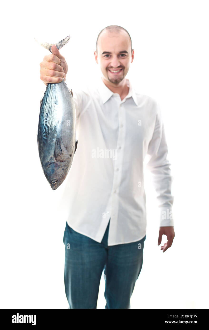 Felice l'uomo mostrano un grande pesce il fuoco selettivo Foto Stock