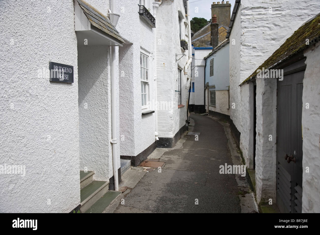 Strada stretta vicolo in Cornovaglia tradizionale villaggio di pescatori e il famoso porto di contrabbando di Polperro Cornwall Regno Unito Foto Stock