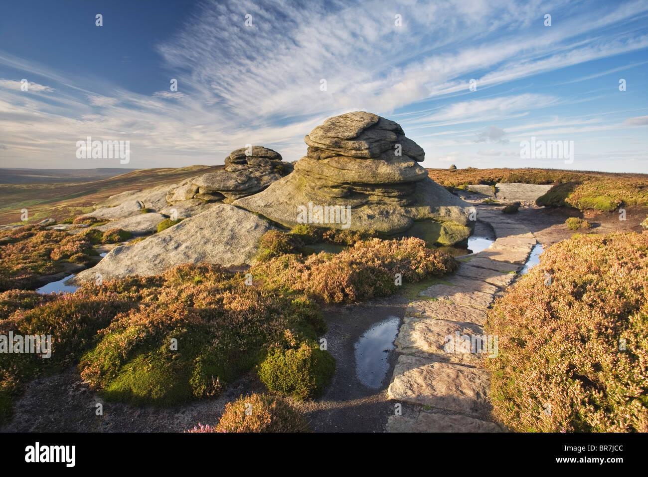 Il sentiero e Gritstone rock formazioni di boulder sul bordo Derwent nel picco scuro Derbyshire Peak District UK Foto Stock