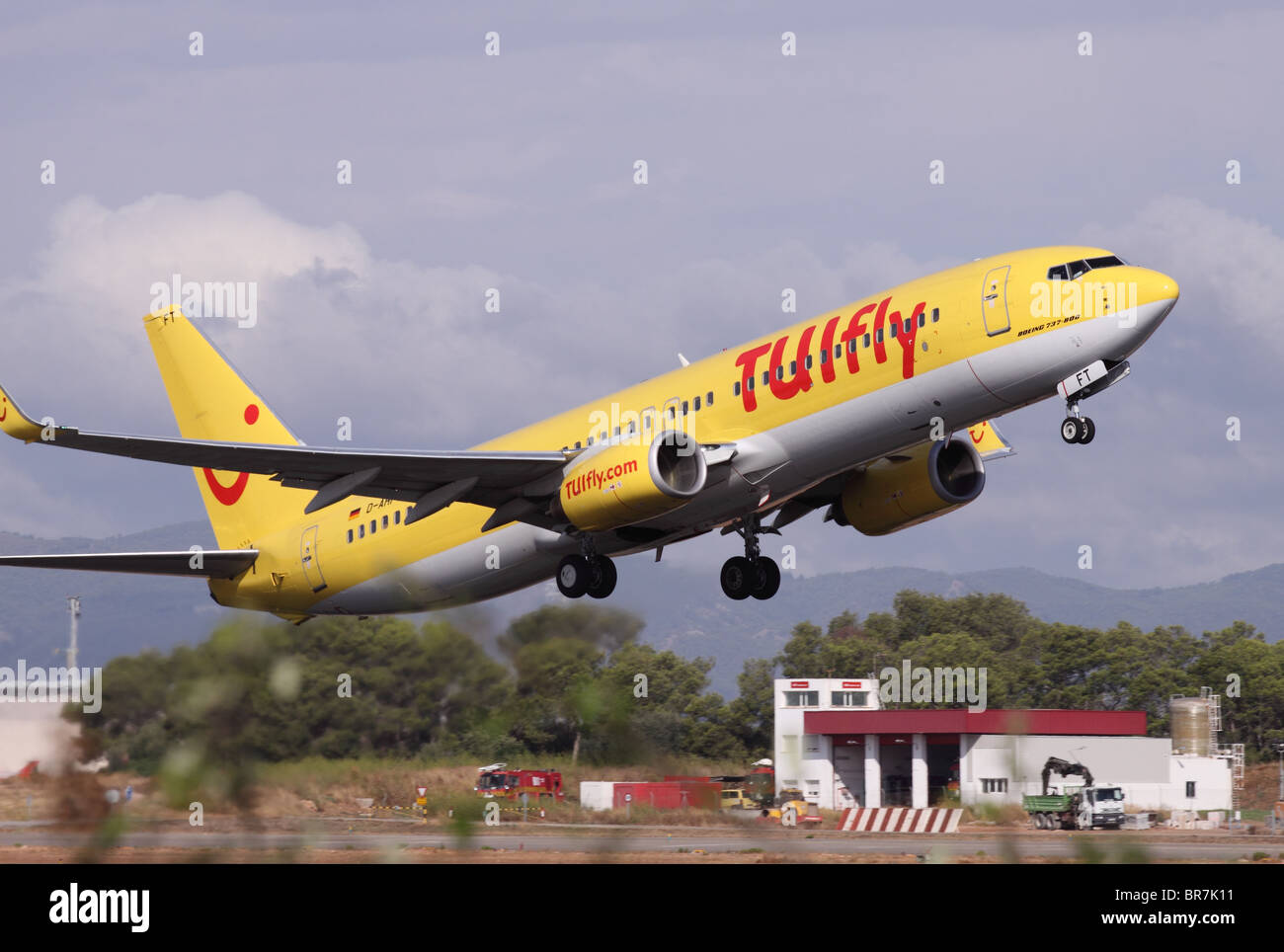 TUI Fly Boeing 737 velivoli a getto aereo di linea compagnia aerea decollo dall'aeroporto di Palma Mallorca Foto Stock