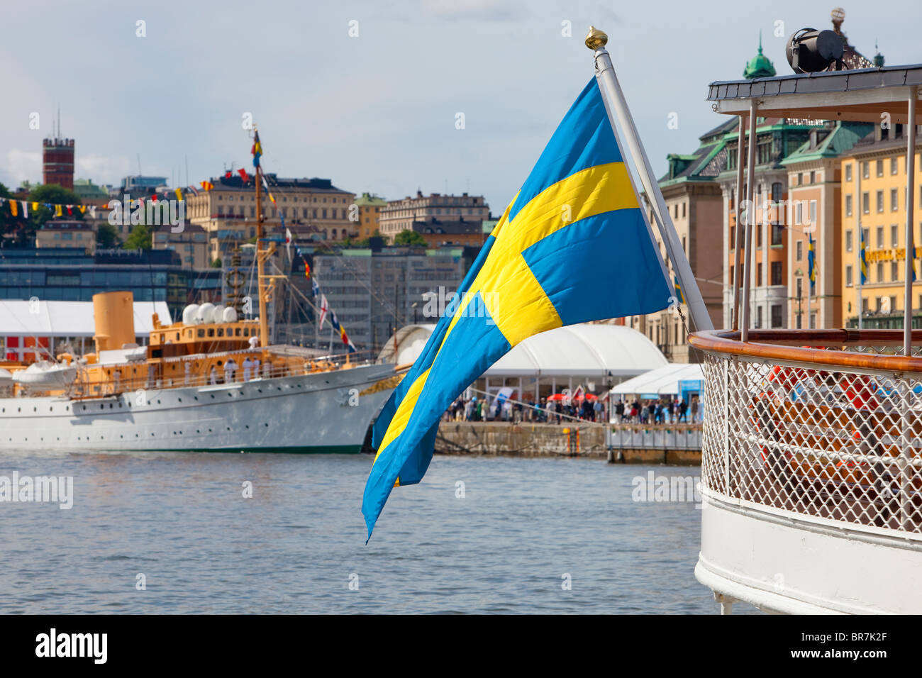 Svezia Stoccolma - bandiera svedese su una delle tante barche ancorate nella Città Vecchia - Gamla Stan Foto Stock