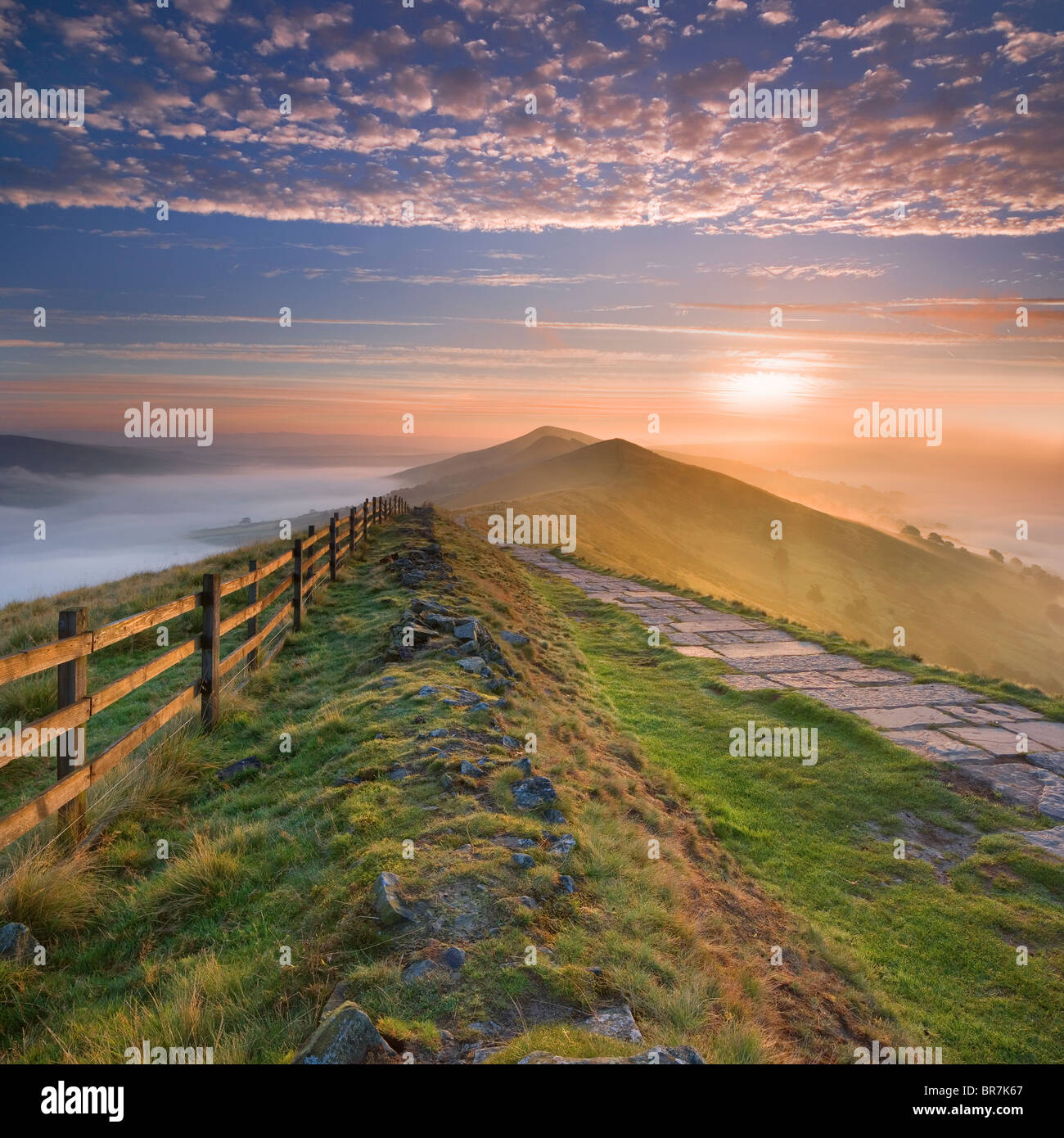 Losehill Pike e retro Tor da Mam Tor e Hope Valley a sunrise, Castleton, Derbyshire Peak District UK Foto Stock