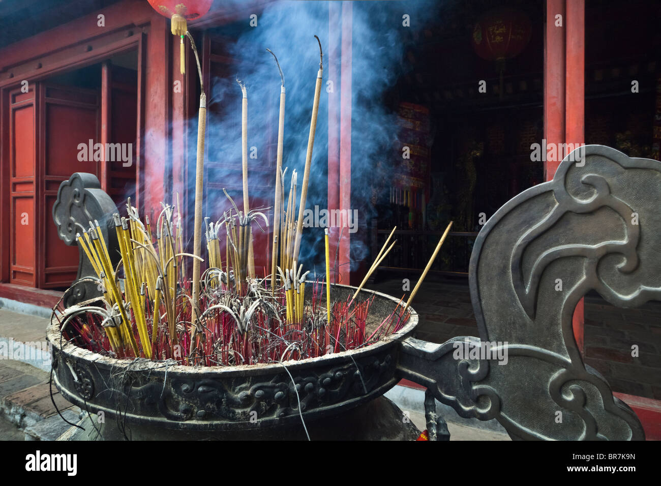 Il Vietnam, Hanoi, Lago Hoan Kiem, Ngoc Son Temple, bastoncini di incenso brucia in un enorme urna Foto Stock
