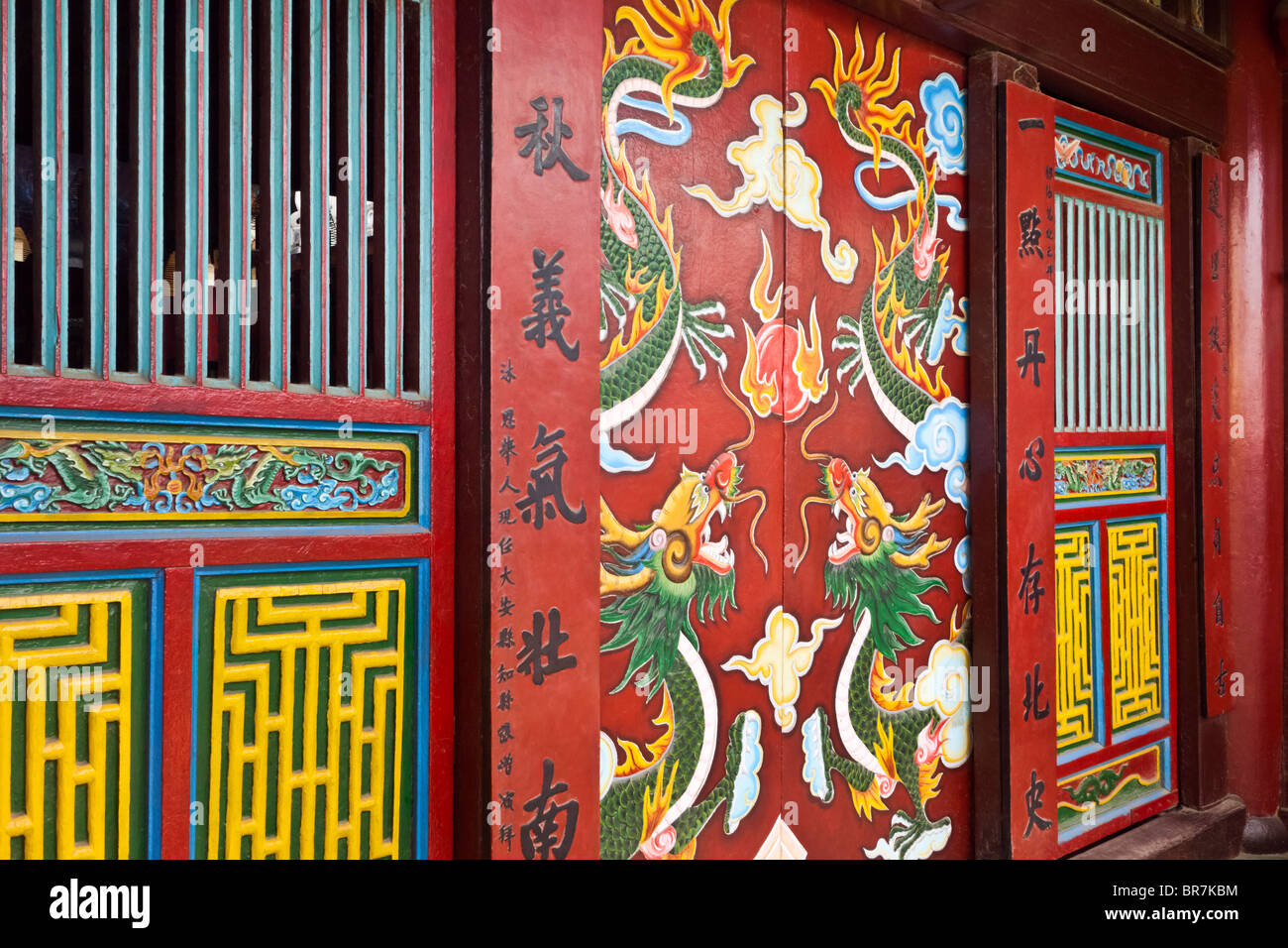 Il Vietnam, Hoi An, Chua Ongs tempio, porte verniciate Foto Stock