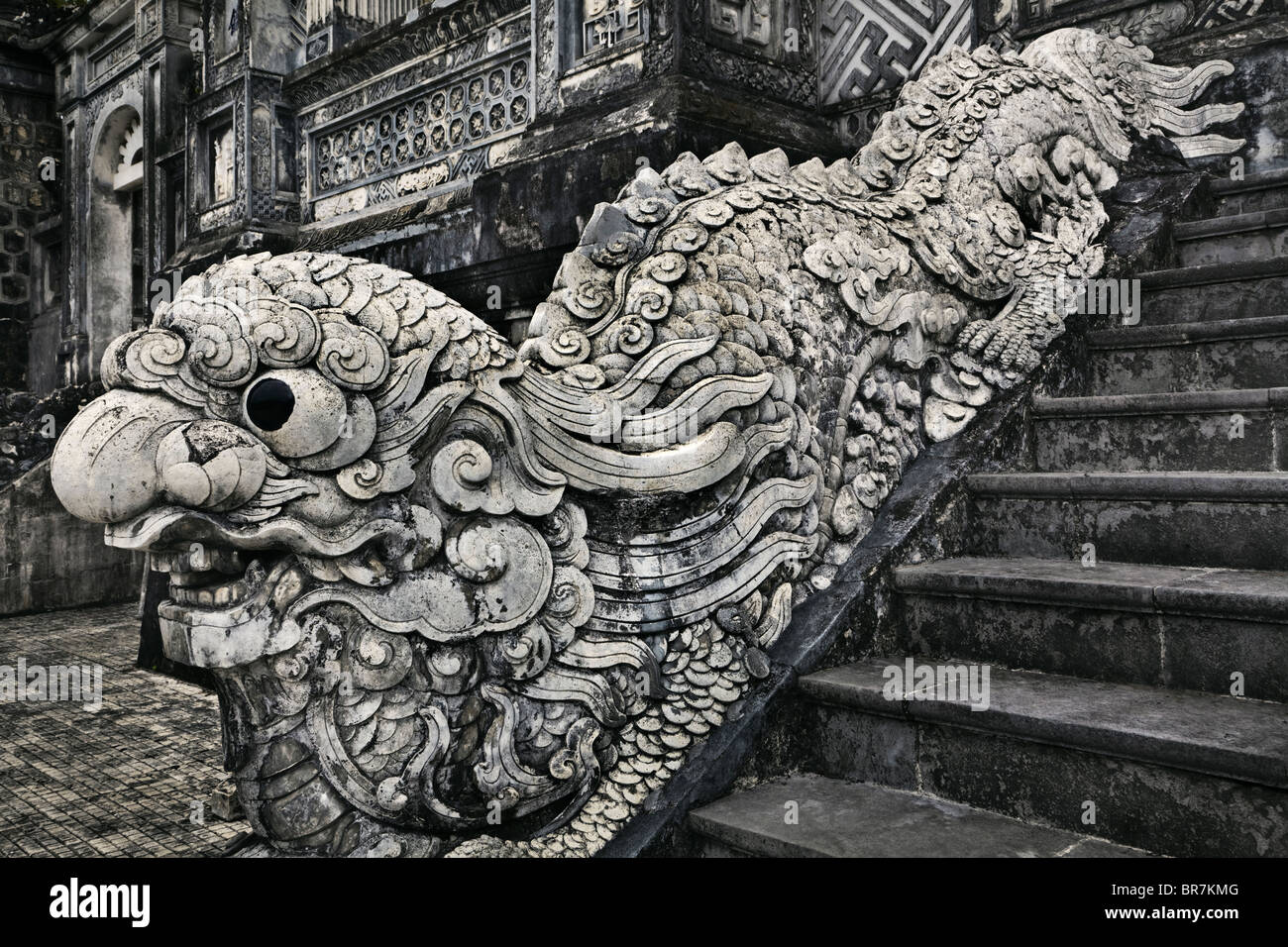 Il Vietnam, Tonalità Khai Dinh tomba, pietra intagliata dragon corrimano per scale Foto Stock