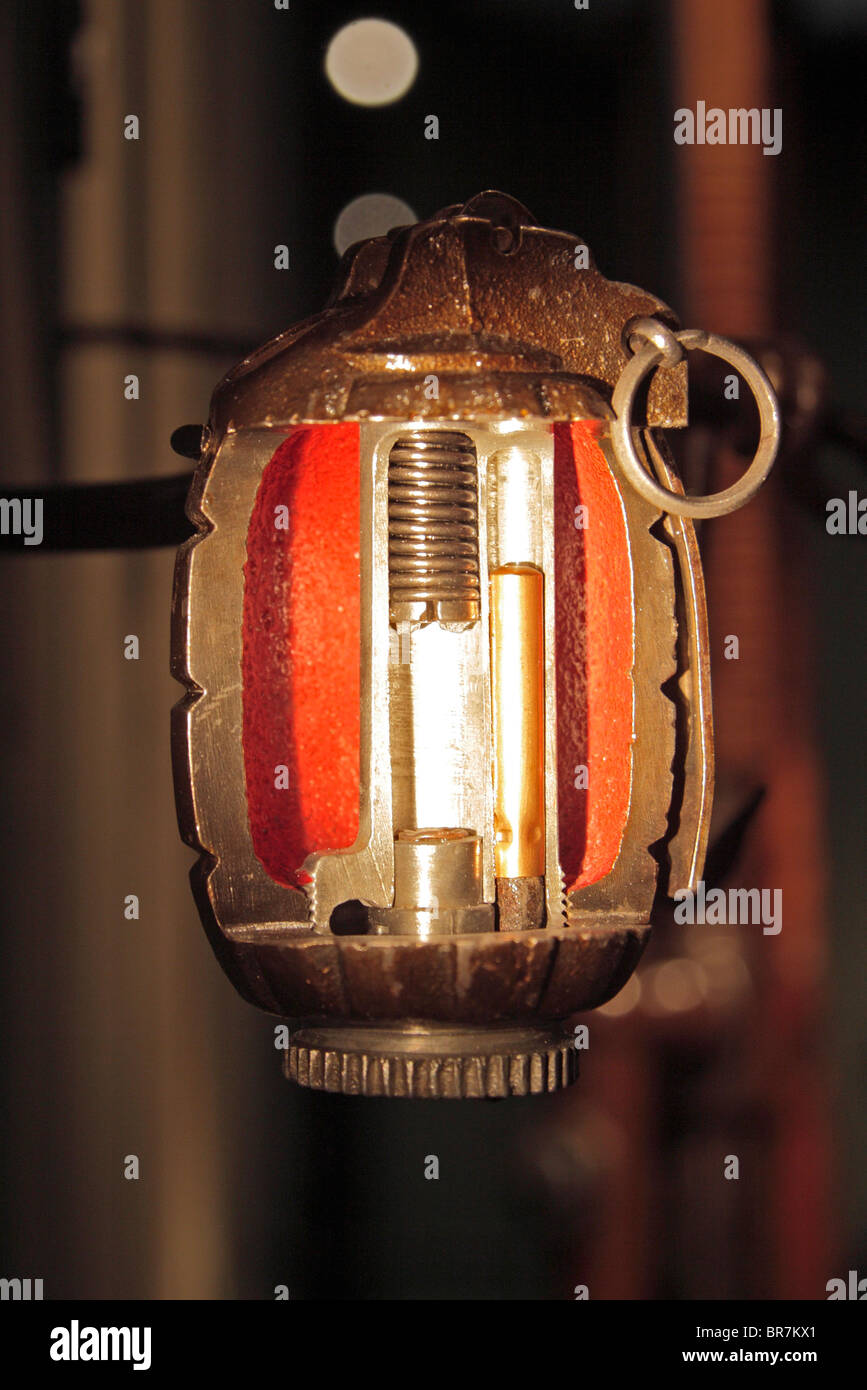 La sezione " mali " Bomba (Hand Grenade) sul display all'Imperial War Museum di Londra, Regno Unito. Foto Stock
