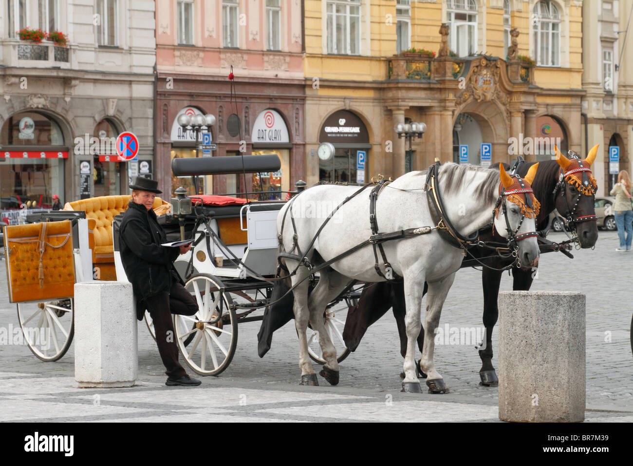 Carro trainato da cavalli nella città vecchia di Praga, Repubblica Ceca, Agosto 2010 Foto Stock