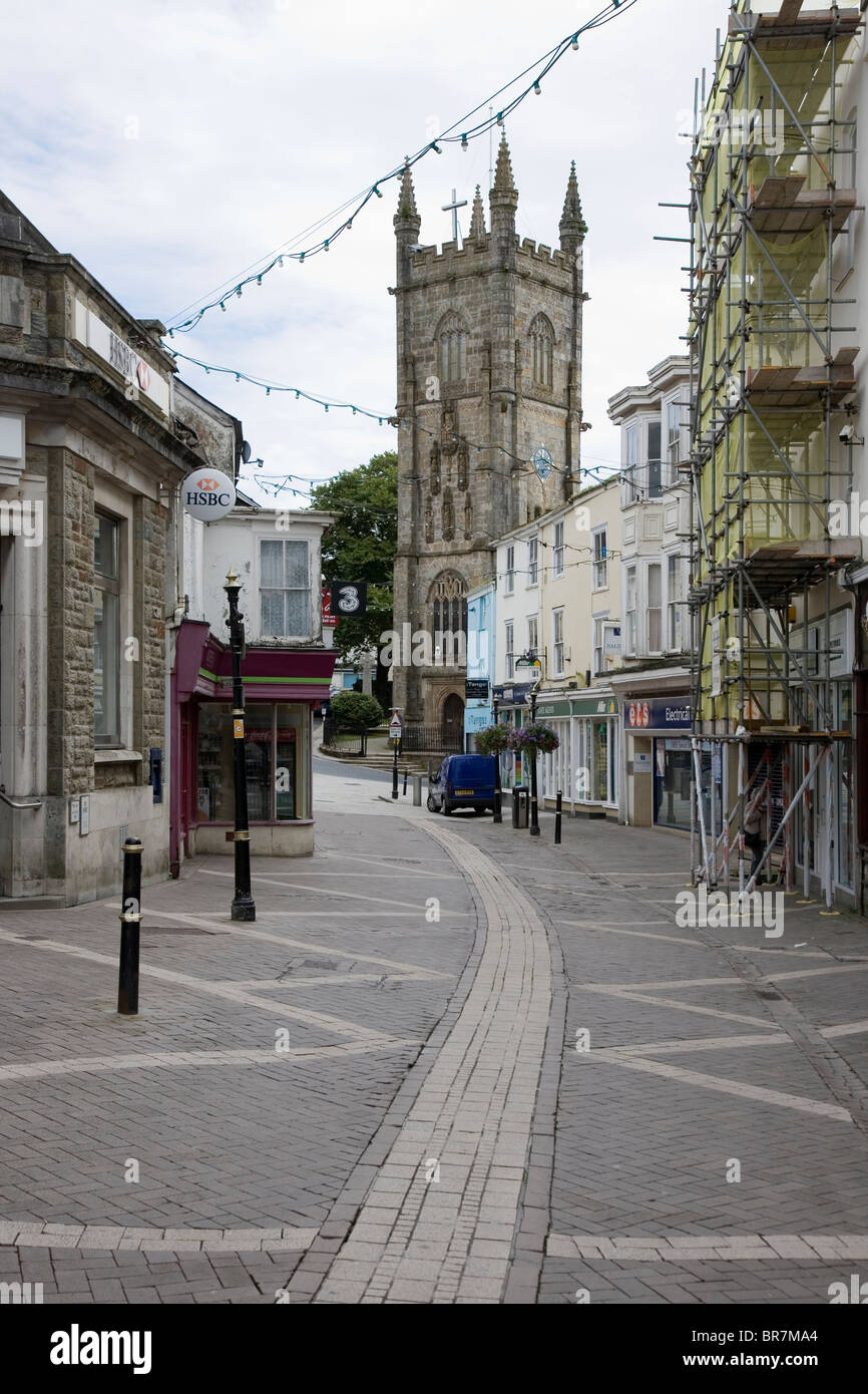 Centro shopping arcade a St Austell e la chiesa della Santa Trinità, Truro, Cornwall, Regno Unito Foto Stock