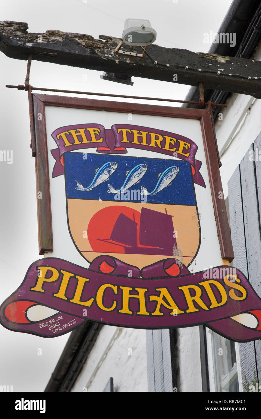 "Le tre le sarde' un insolito pub sign in il Cornish piccolo villaggio di pescatori di Polperro, Cornwall, Regno Unito Foto Stock