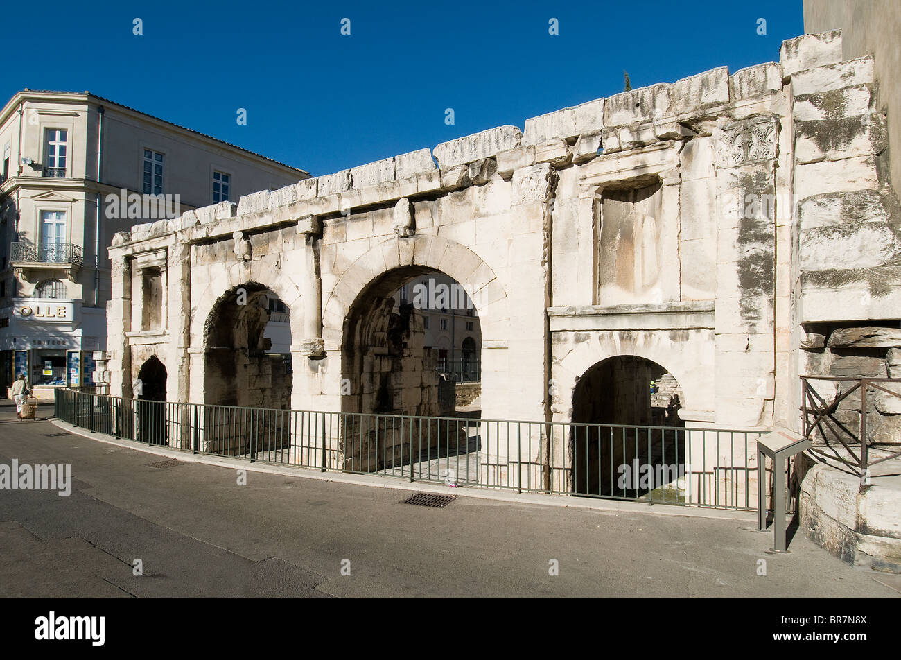 Il romano Porte Auguste (agosto gate). Nimes, Languedoc-Roussillon, Francia Foto Stock