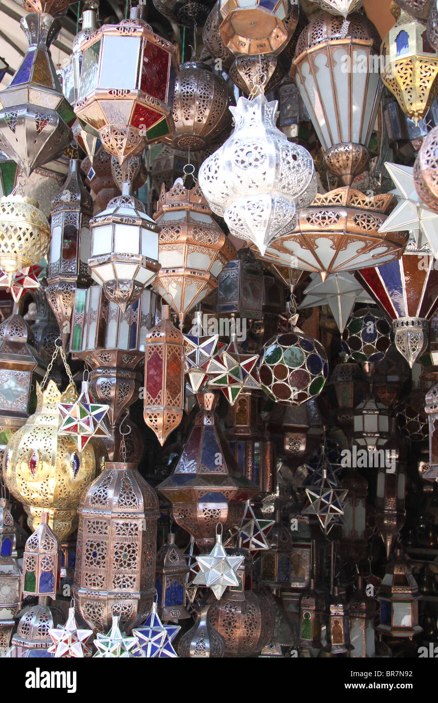 Lanterne e lampade al mercato, souk di Marrakech Foto Stock