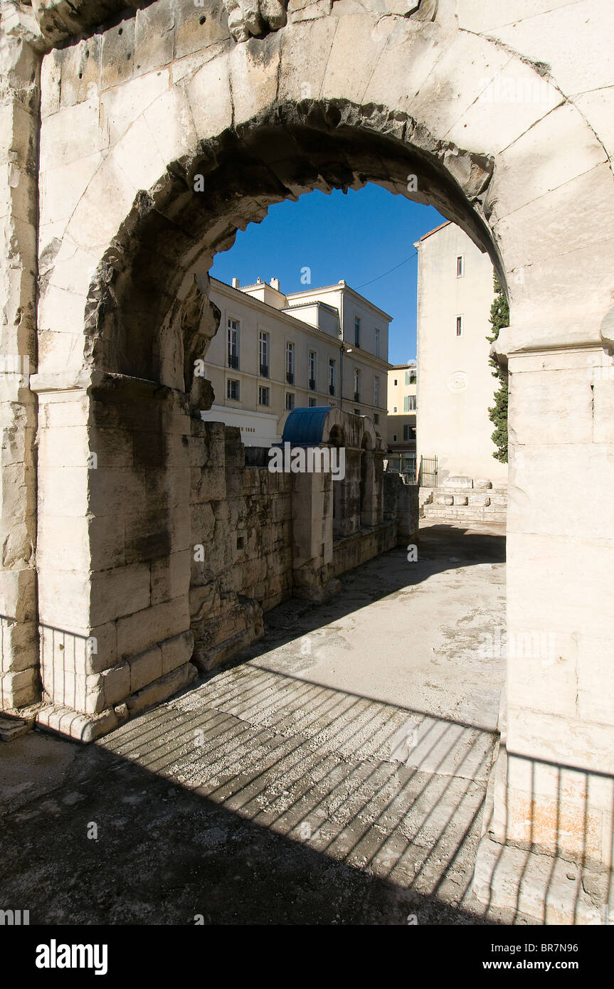 Il romano Porte Auguste (agosto gate). Nimes, Languedoc-Roussillon, Francia Foto Stock