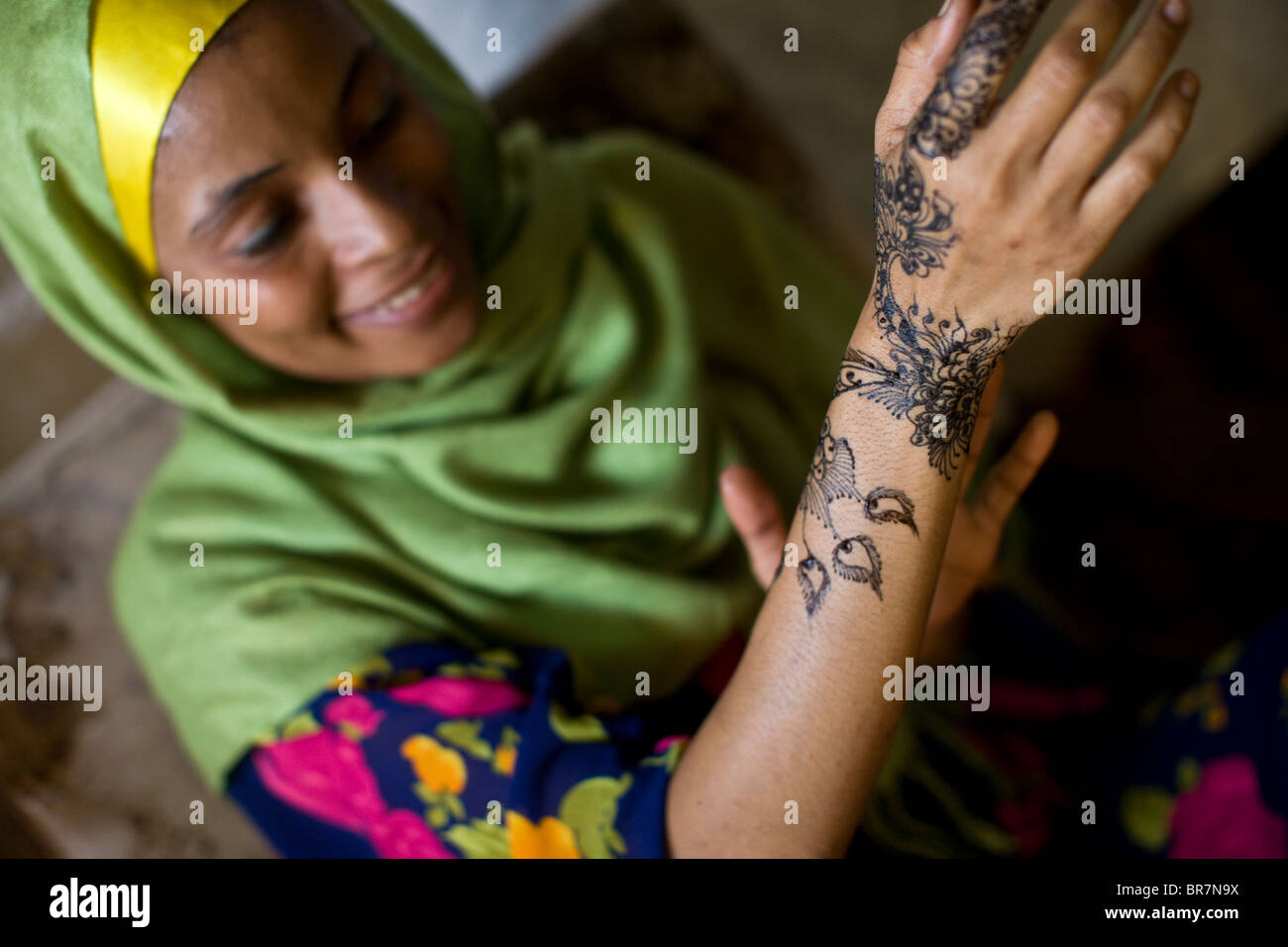 Giovane donna con henna arte - Stonetown, Zanzibar, Tanzania. Foto Stock